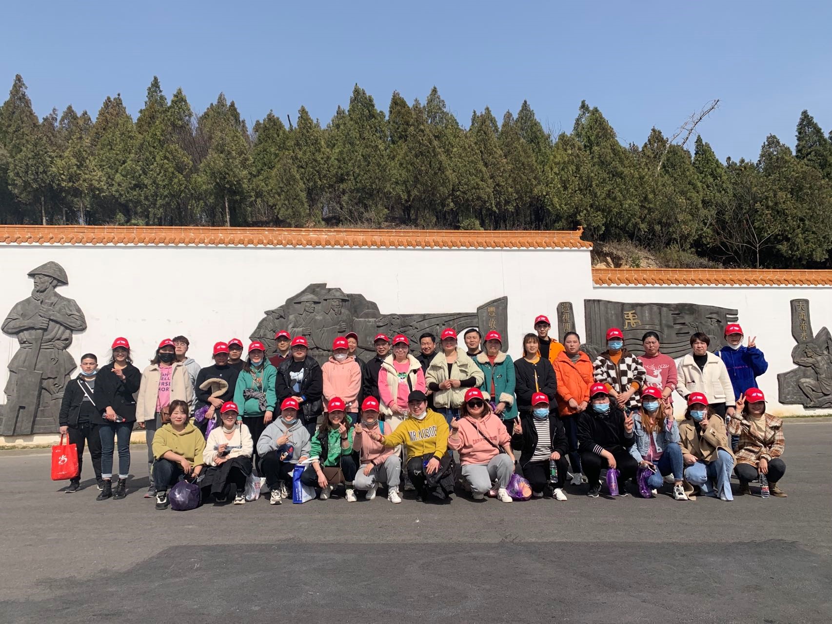 文明登山健康行，志愿服務(wù)護(hù)環(huán)境——依愛消防開展“學(xué)雷鋒日”主題活動(dòng)