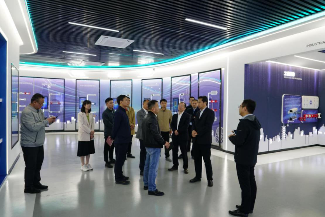 安徽省數(shù)據(jù)資源管理局黨組成員、副局長(zhǎng) 王愛(ài)學(xué)一行調(diào)研依愛(ài)消防